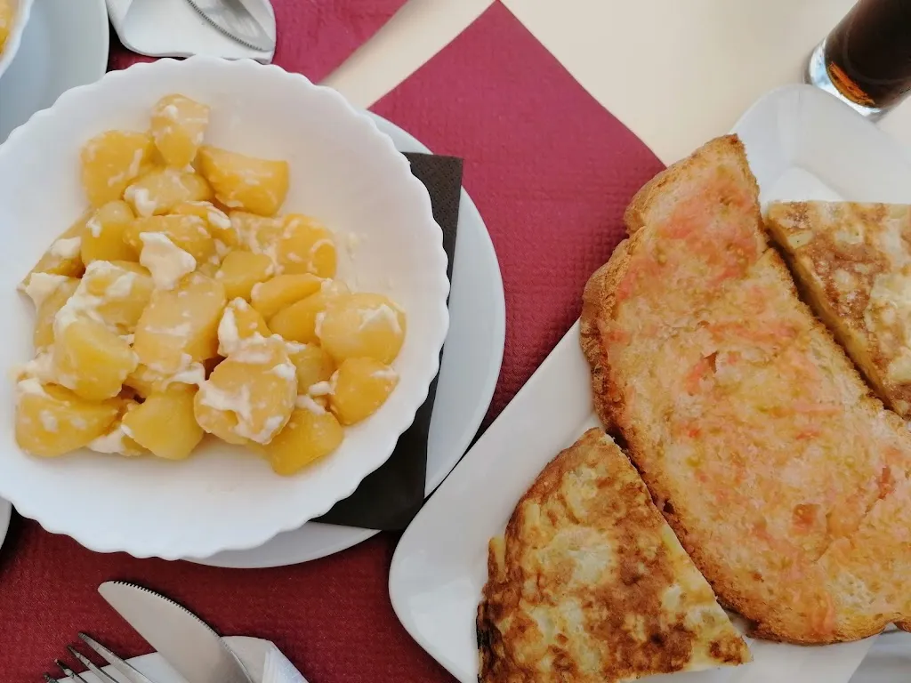 Dan Brown_Pub Restaurant Comodoro_Ampolla L_review