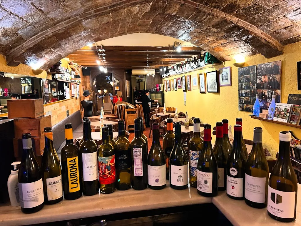 Calaix de Sastre WineBar restaurant in Falset