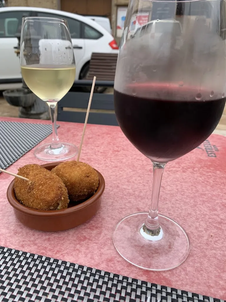 Gustavo Schmitz_Bar restaurant Sindicat_Ginestar_review