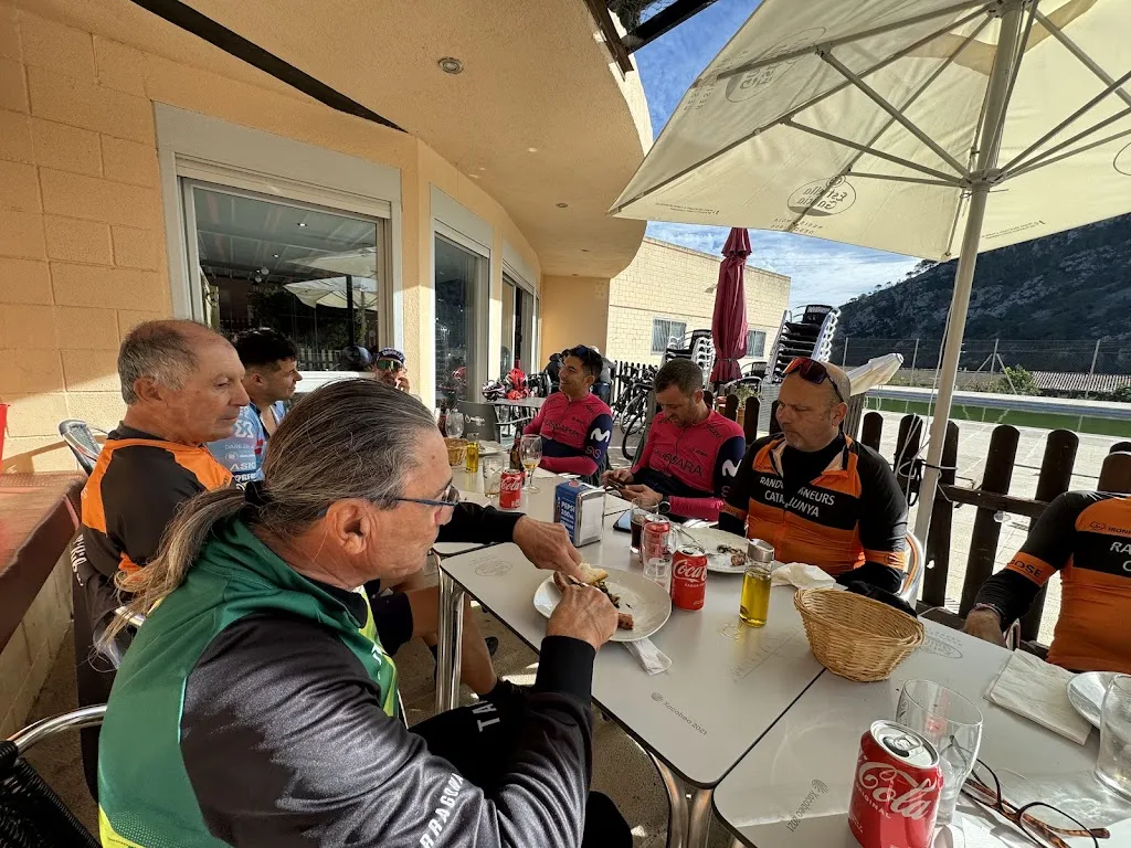 Lo bar -D- la piscina restaurant in Pratdip