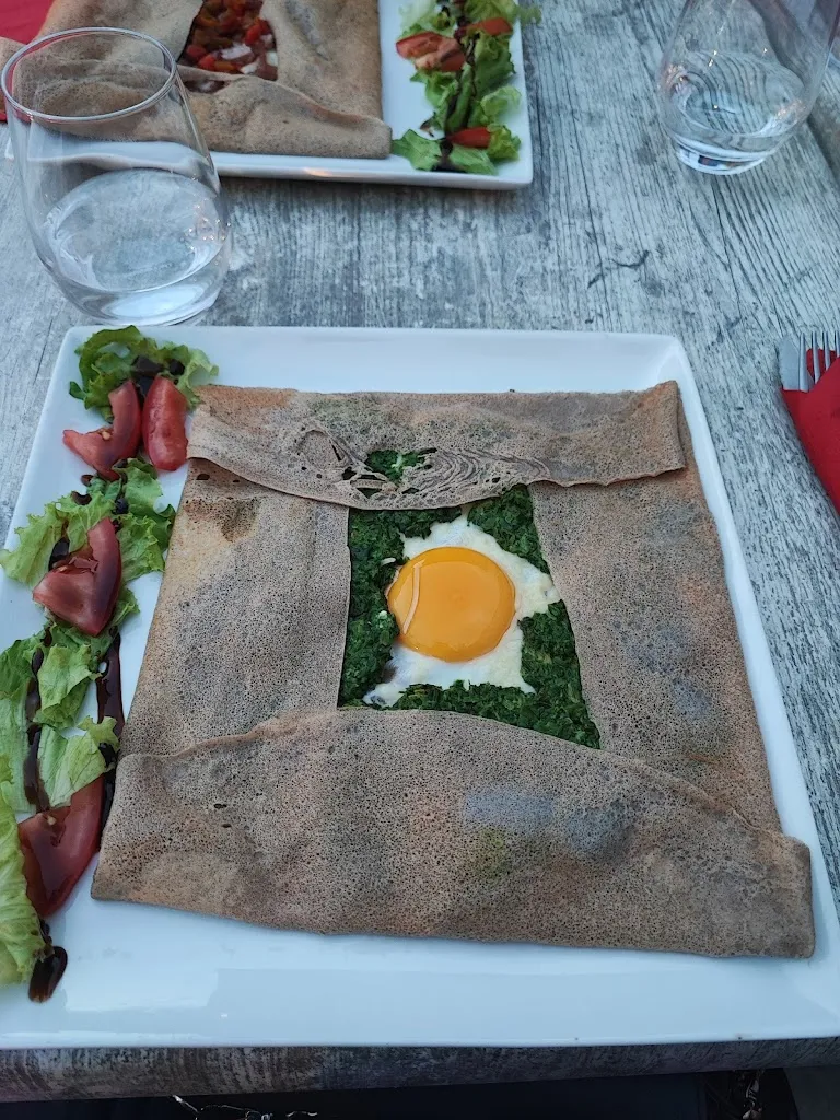 Flavie Bevierre_Creperie du centre_Prades_review
