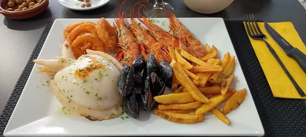 Fernando_Bar Restaurant Societat la Llum del dia_Riba-roja dEbre_review