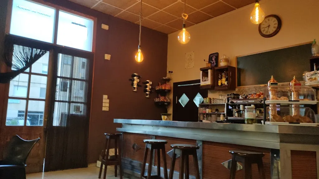 Bar La Lira restaurant in Roquetes