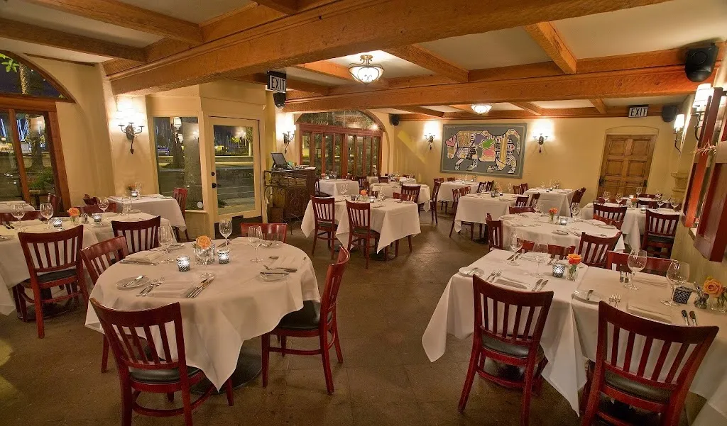 Toma Restaurant & Bar restaurant in Santa Bárbara