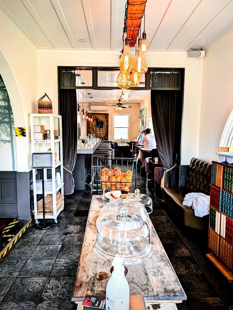 Michael Guynn_Scarlett Begonia_Santa Bárbara_review