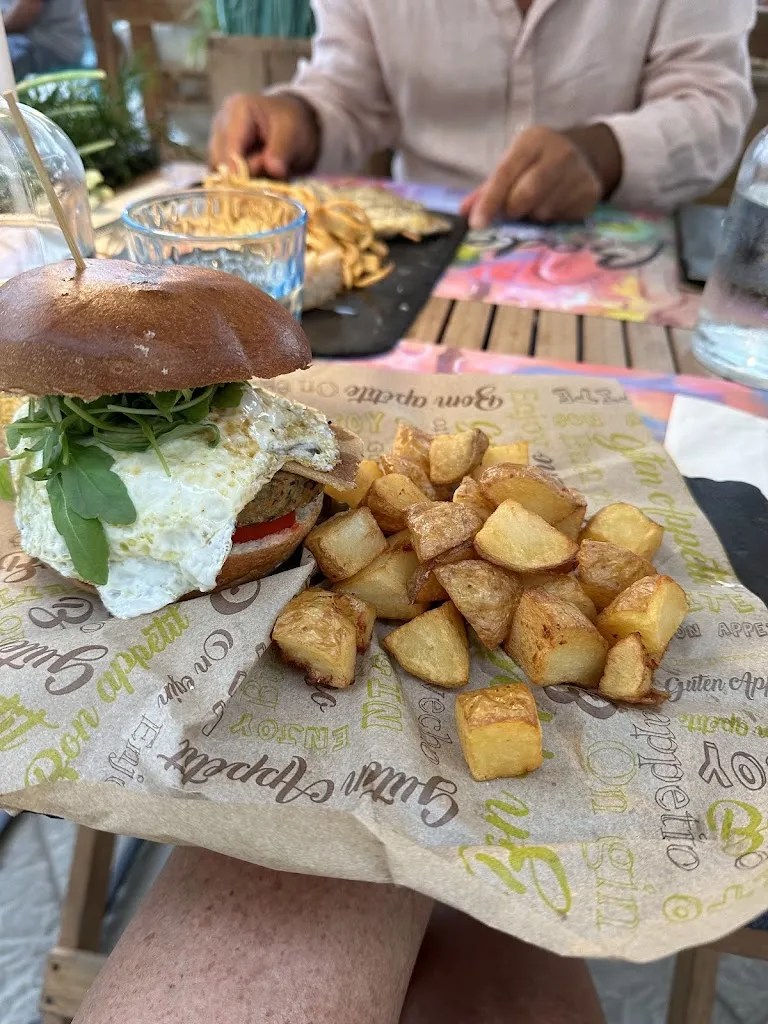 Karlan Stephenson_Bodegón_Torredembarra_review