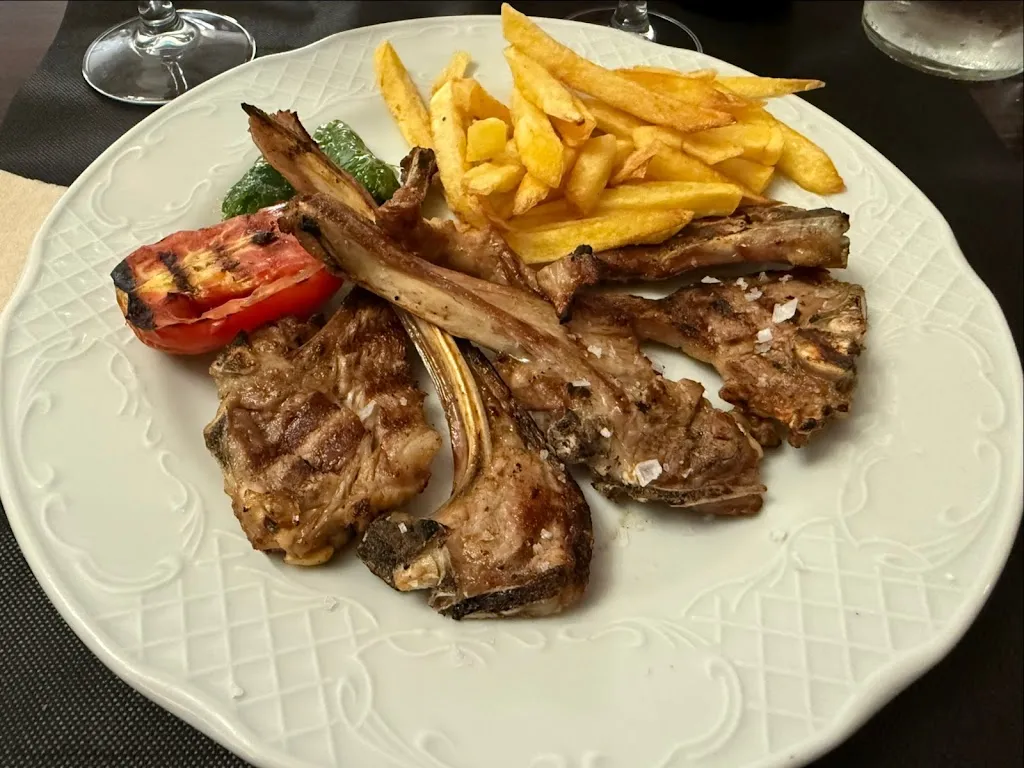 Francesc Sardà_Restaurant Ca L'Amadeu by Germans Romero_Vilanova dEscornalbou_review