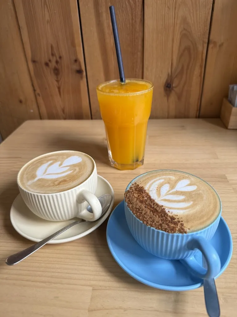 Del Rosario_Raíces Café y Arte - Café de especialidad y Brunch_Libros_recensione