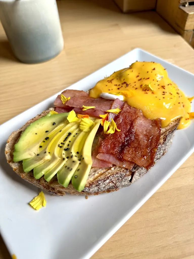 Rossy Del Rosario_Raíces Café y Arte - Café de especialidad y Brunch_Libros_recensione