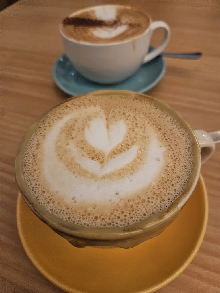 Agatha Pech_Raíces Café y Arte - Café de especialidad y Brunch_Libros_recensione