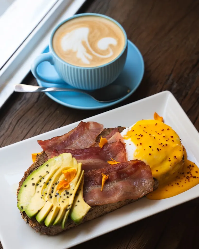 Raíces Café y Arte - Café de especialidad y Brunch_Libros_slider_image_3