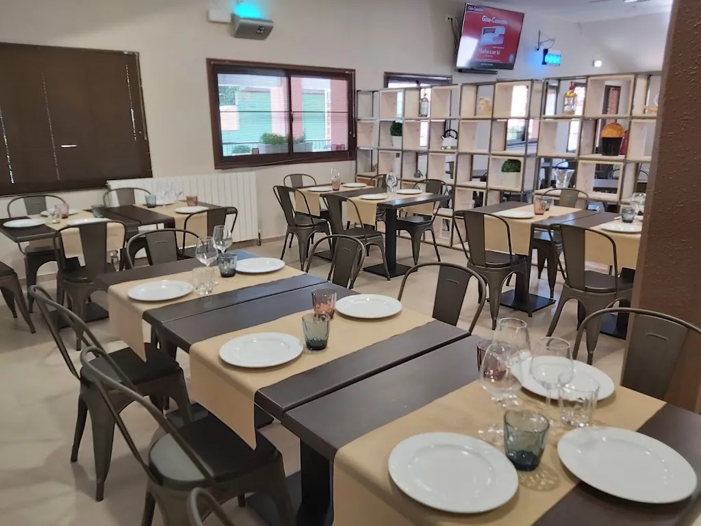 Bar Restaurante Piscina restaurant in Oliete