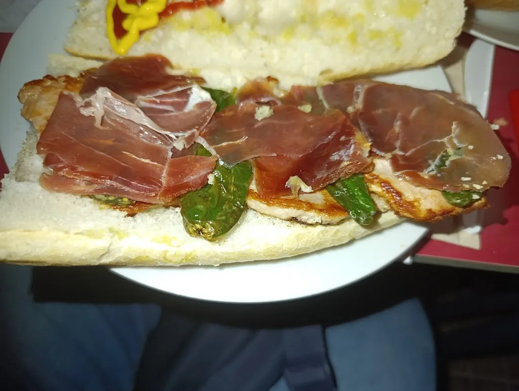 Bar La Plaza restaurant in Perales del Alfambra