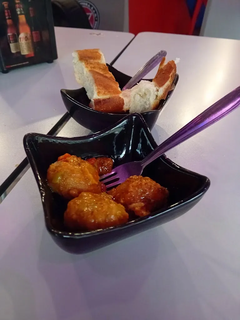 Jackie Lyons_CAFÉ PUB Keop’s._Camuñas_review