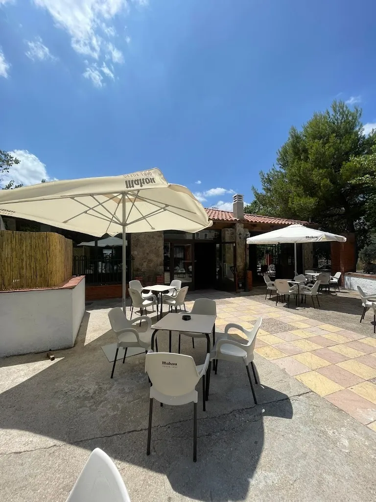 Bar La Piscina Castillo de Bayuela restaurant in Castillo de Bayuela