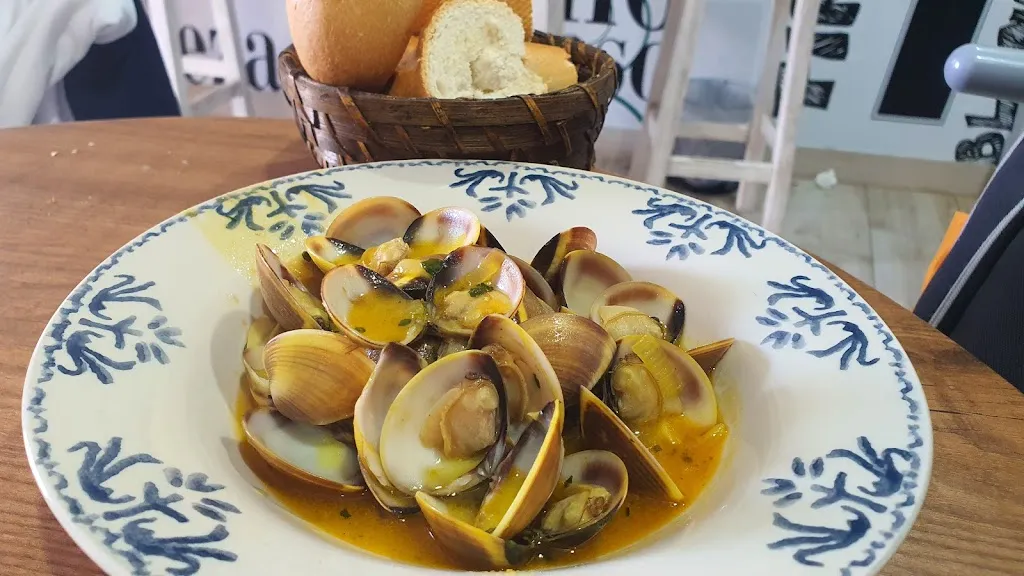 Jose Luis Martin Gordillo_Esta y otras 3 más (Bar Terraza)_Cuerva_review