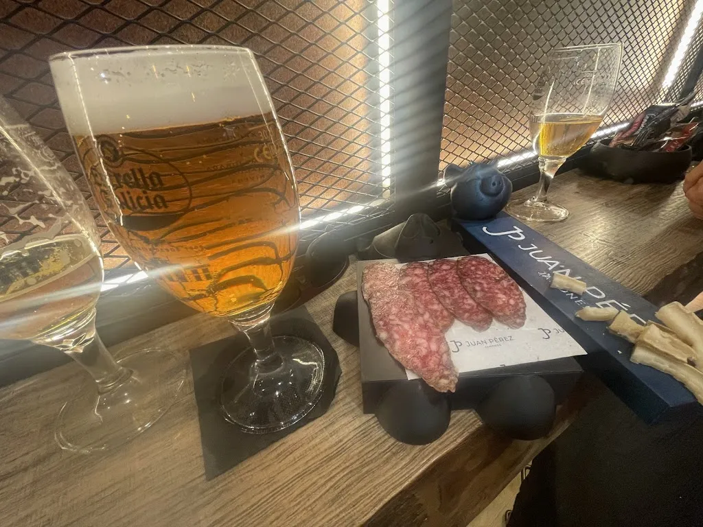 Elgan Jones_Juan Pérez Jamones - Jamonería Madrid_Domingo Pérez_recensione