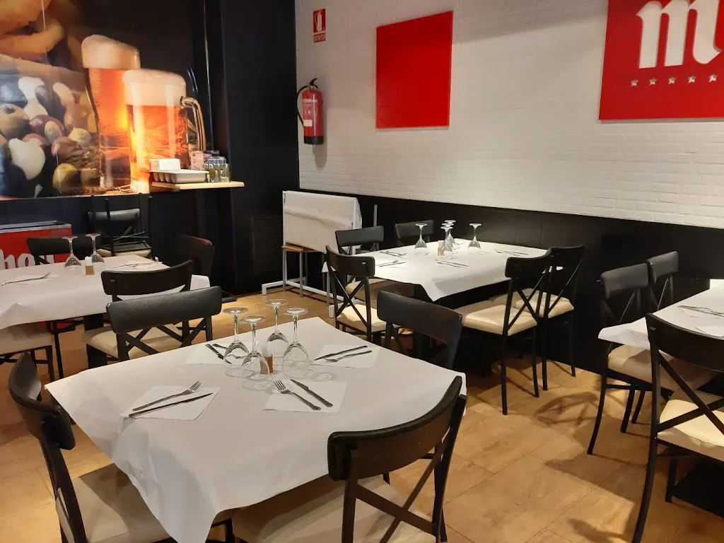 Cafetería Cervecería El Barrio. restaurant in Consuegra