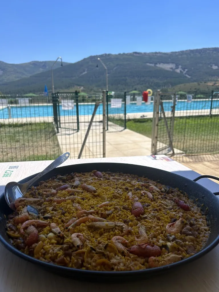 Raul Talavera rojo_Piscina Pública Municipal de Hontanar._Hontanar_review