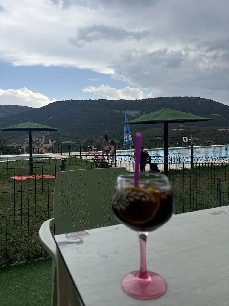 Laura Hita Lominchar_Piscina Pública Municipal de Hontanar._Hontanar_review