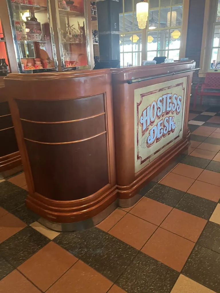 Lucille's Smokehouse Bar-B-Que_Lucillos_slider_image_1