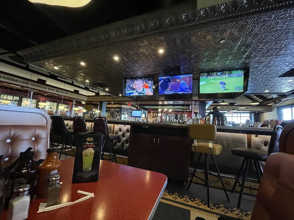 Lucille's Smokehouse Bar-B-Que_Lucillos_slider_image_3