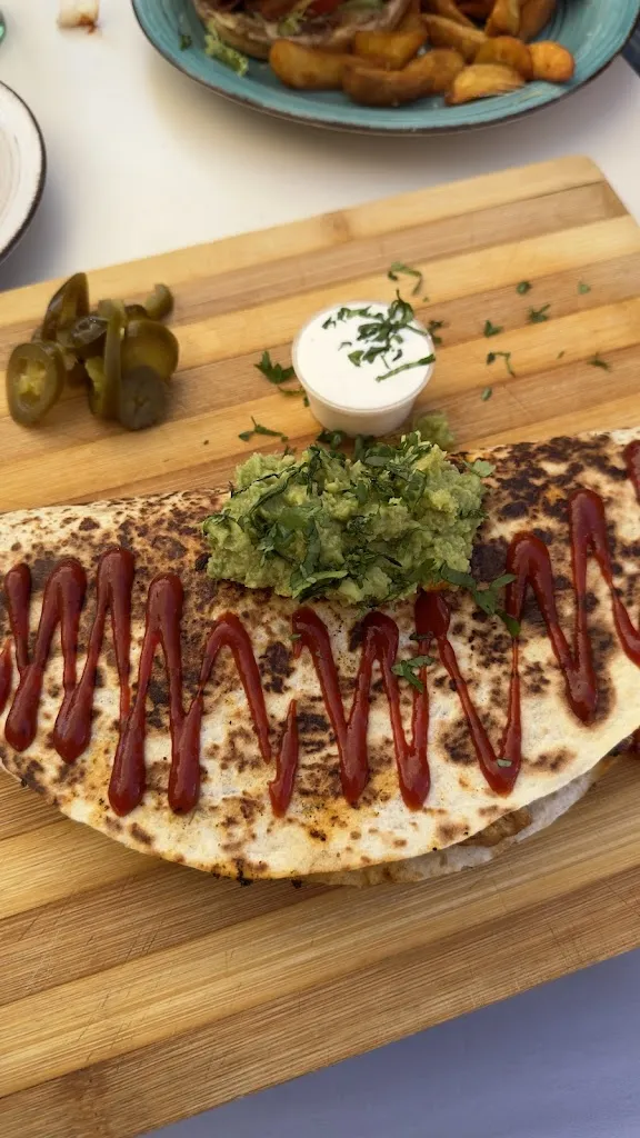 Eμμανουέλα Χαριστάκη_ALUCHEBLATT BURGER & BAR_Maqueda_review