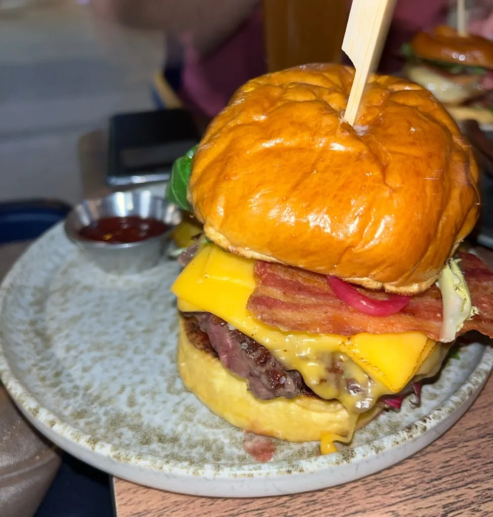 ALUCHEBLATT BURGER & BAR_Maqueda_slider_image_3