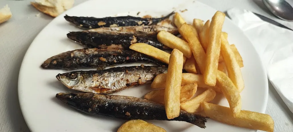 Manuel Ortiz_Cafe Bar Stop_Mazarambroz_review