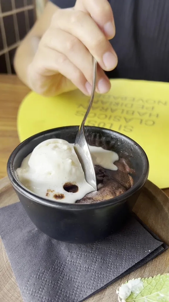 Maria Camila_La Mafia se sienta a la mesa_Illescas_review