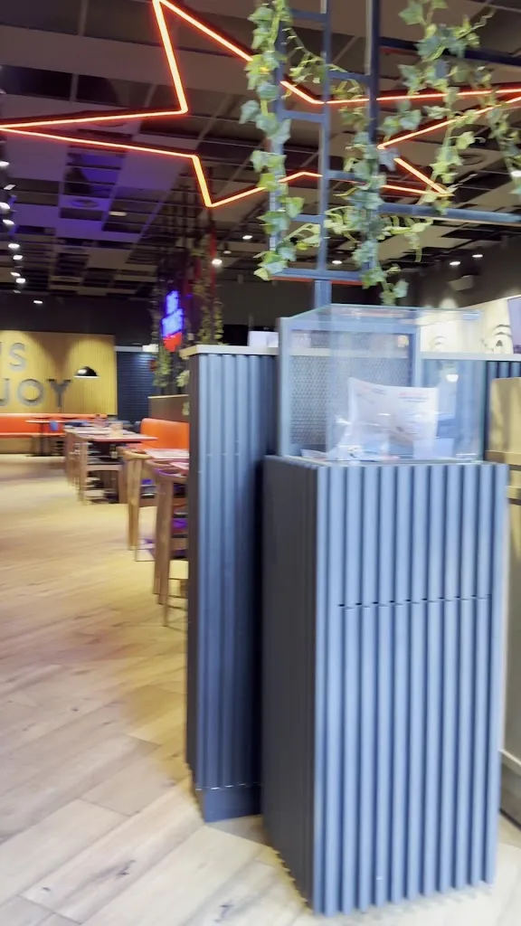 Fernando Lopez_Foster's Hollywood_Illescas_review