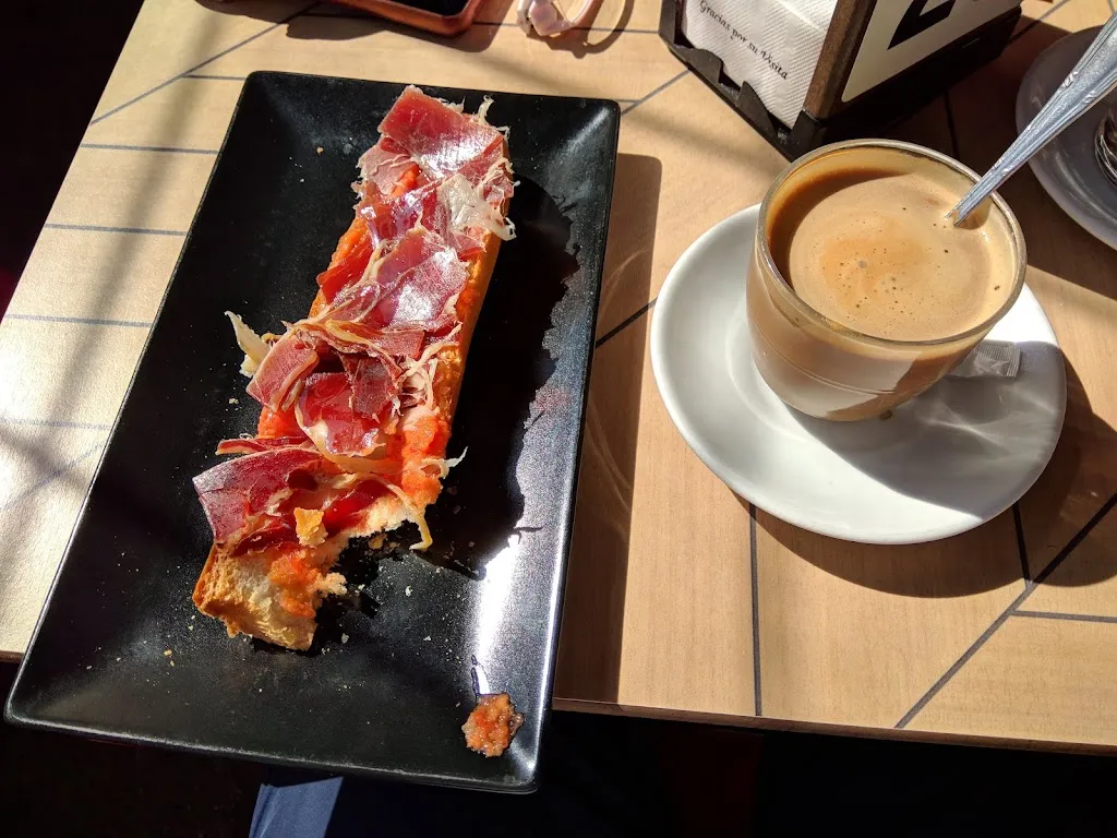 J. I._Bar Foto_Menasalbas_review