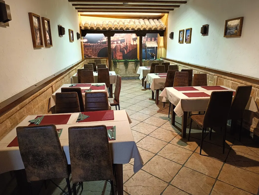 Mesón El Pozo Luminoso y Hostal Bar Cafetería Restaurante Alhambra restaurant in Mocejón