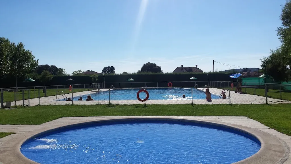 Piscina Pública Municipal de Montesclaros. restaurant in Montesclaros