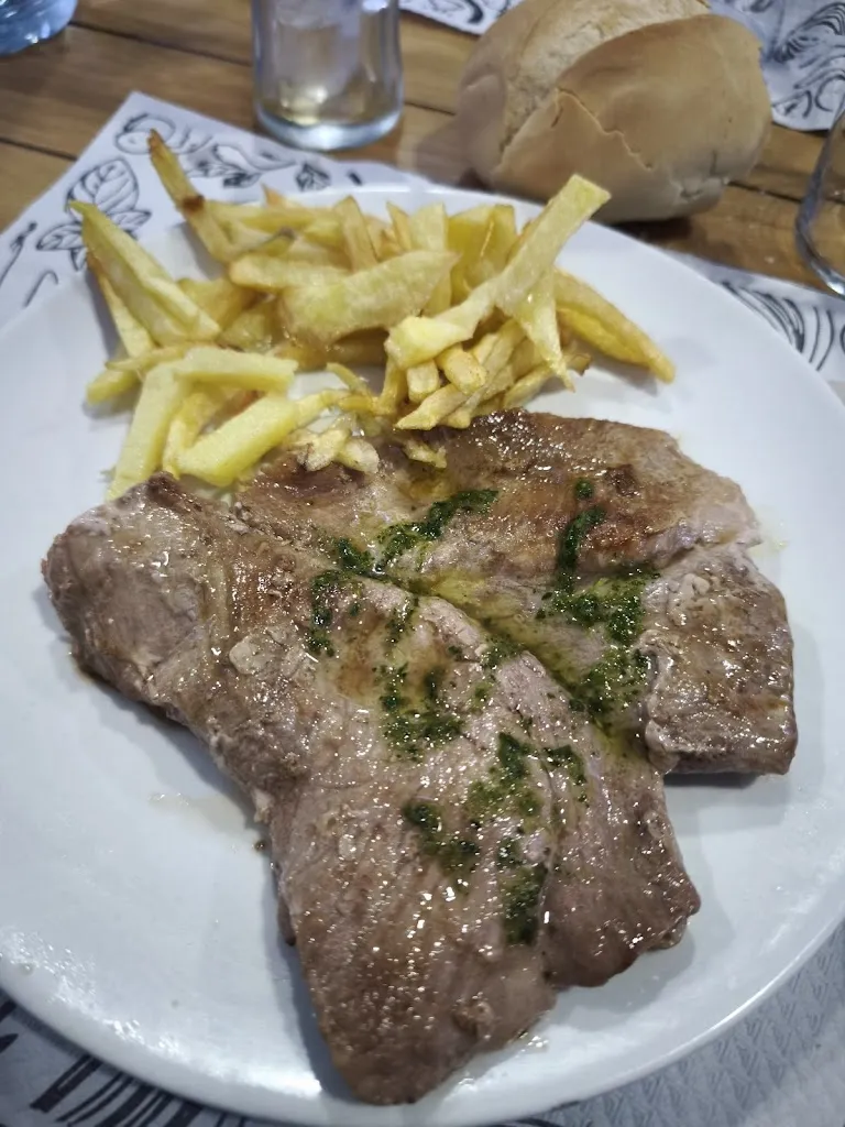 Bar Los Mellizos restaurant in Navahermosa