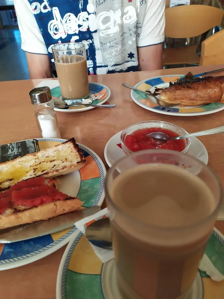 MARI CARMEN PEREZ_Café bar, Avenida_Navalmorales Los_review