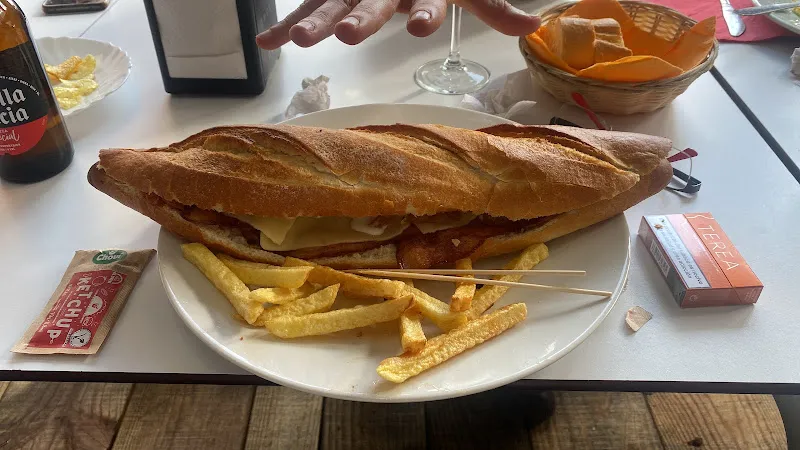 JUAN ARQUIMEDES MARTIN SILVA_JJC Café Bar_Pantoja_review