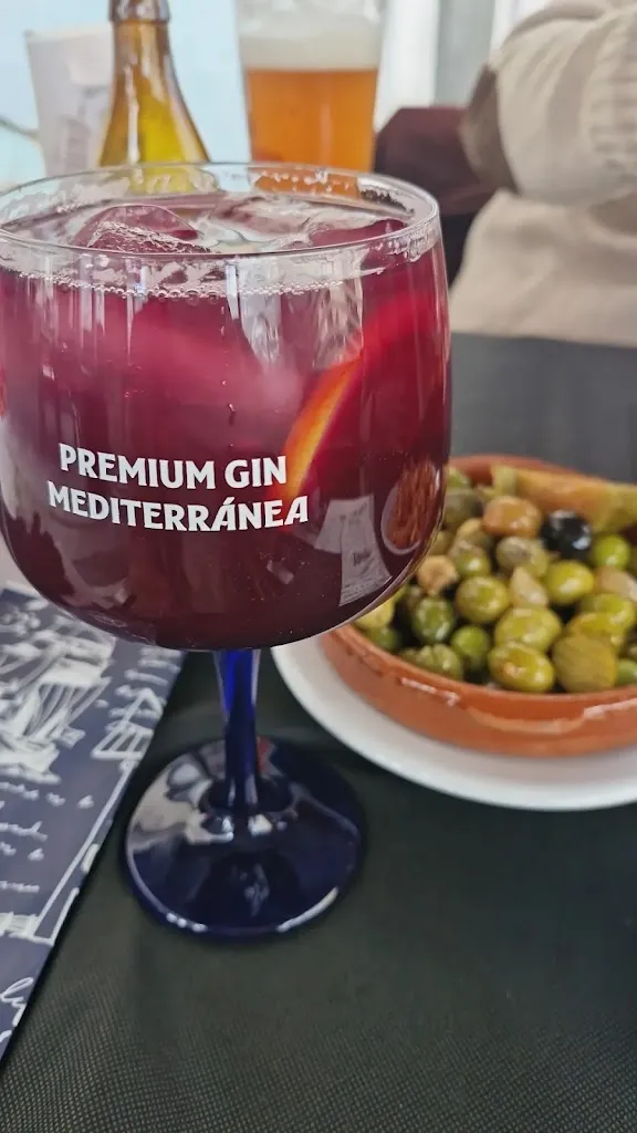 RAQUEL SANTANA MARTIN_Bar la Plaza_Paredes de Escalona_recensione