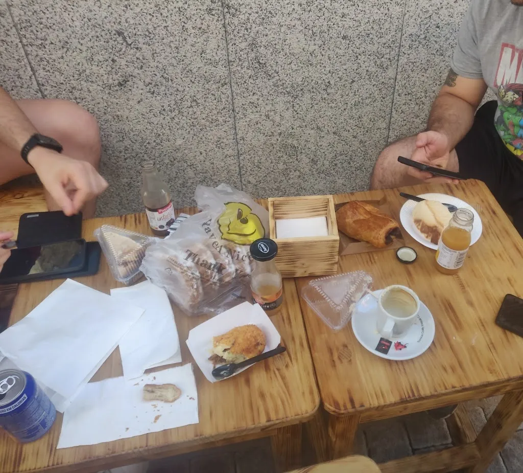 César Arroyo_Pastelería, panadería y comida para llevar Delicias de la Nonna_Paredes de Escalona_review