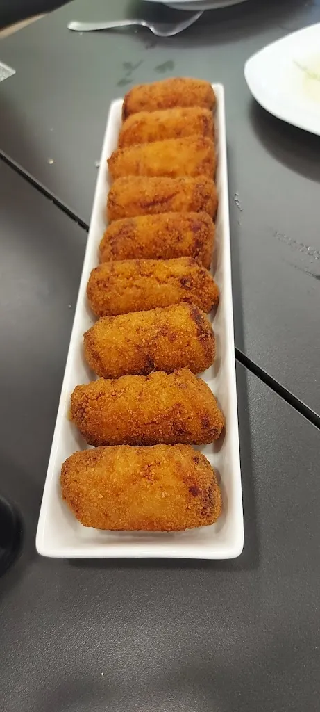 Mireia Arranz_BAR - CLUB SOCIAL_Paredes de Escalona_review