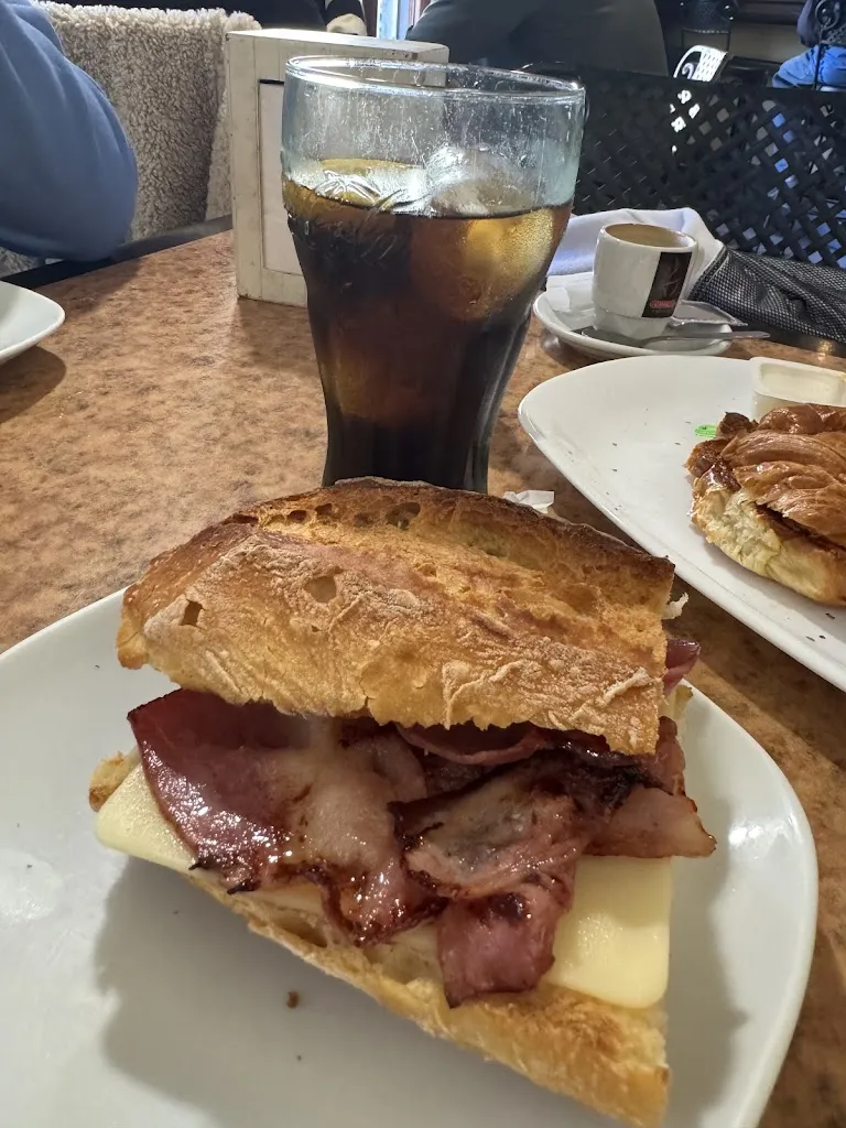 Jose L Tavira_Cervecería La Torre by Larry._Real de San Vicente El_review