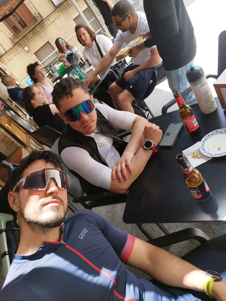 adrián Brea_BAR RESTAURANTE ALOJAMIENTO CUATRO CAMINOS_San Pablo de los Montes_review