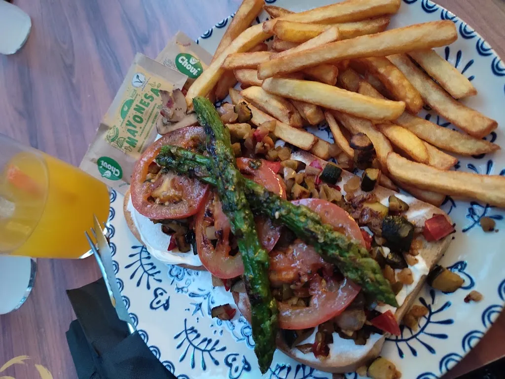 Maria luisa Zarza_Pub Más Seven_Quintanar de la Orden_review