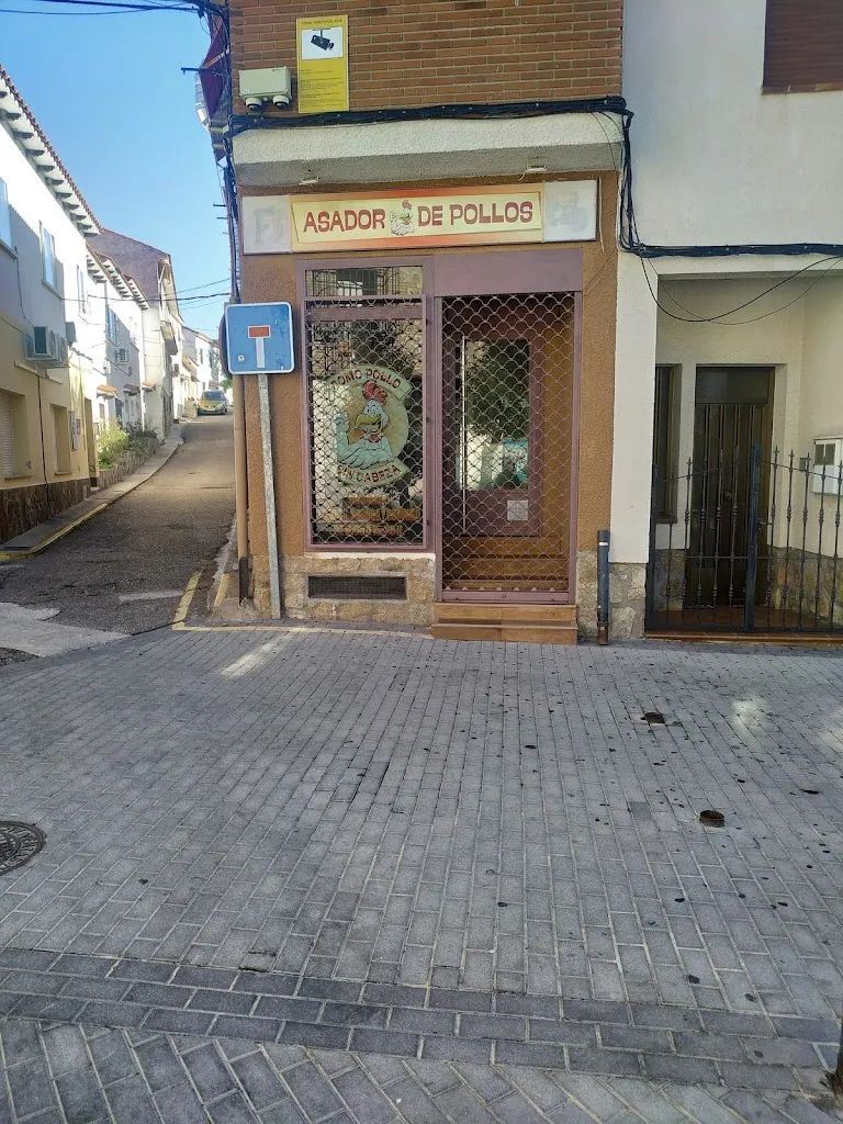 Asador. Como pollo sin cabeza restaurant in Ventas de Retamosa Las