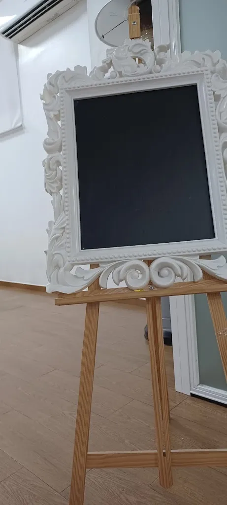 L L_Espazio Blanko_Yeles_review