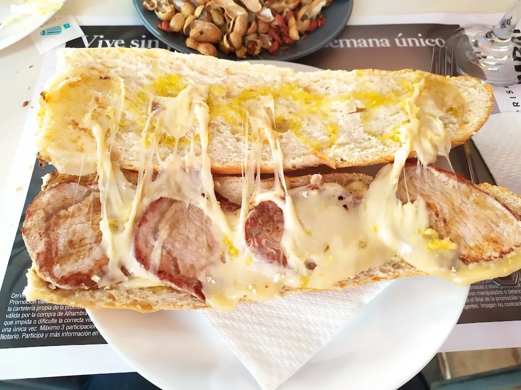 Bar La Plaza restaurant in Almoines