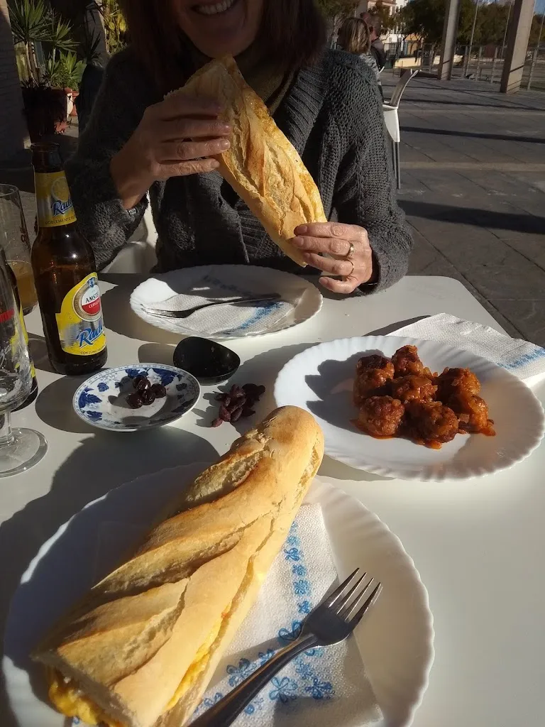 Fernando Castellano Escriche_Ángela_Almassora_review