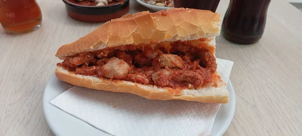 BAR LA PLAZA. restaurant in Aras de los Olmos