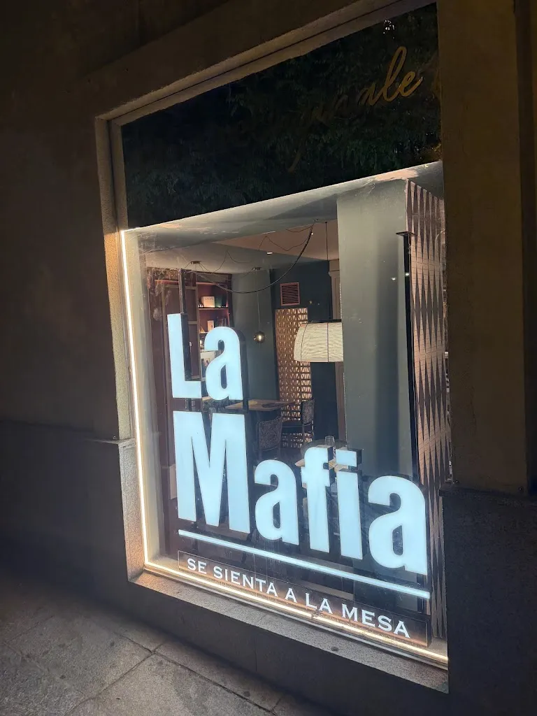 Nicole Johnson_La Mafia se sienta a la mesa_Anna_review