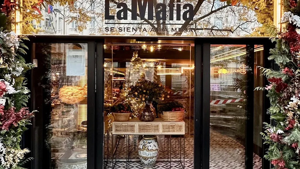 La Mafia se sienta a la mesa ristorante a Anna